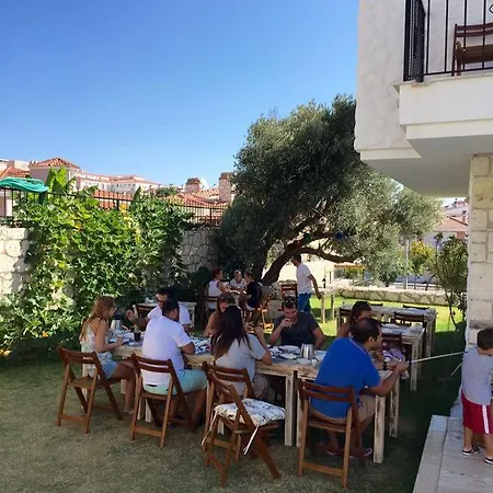 לינה וארוחת בוקר Ruezgar Guelue Butik אלאקאטי