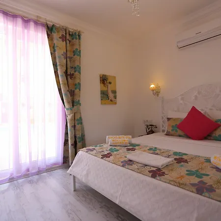 לינה וארוחת בוקר Ruezgar Guelue Butik אלאקאטי